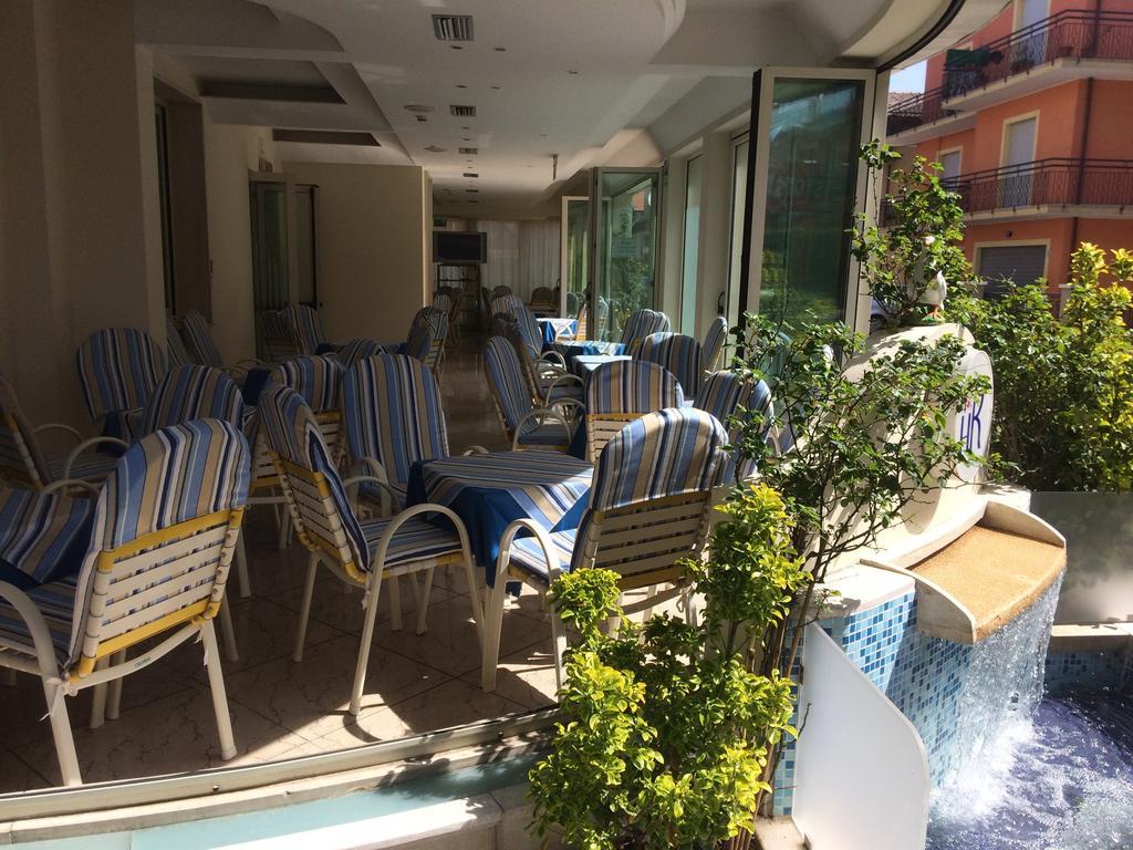 Hotel Royal Misano Adriatico Bagian luar foto