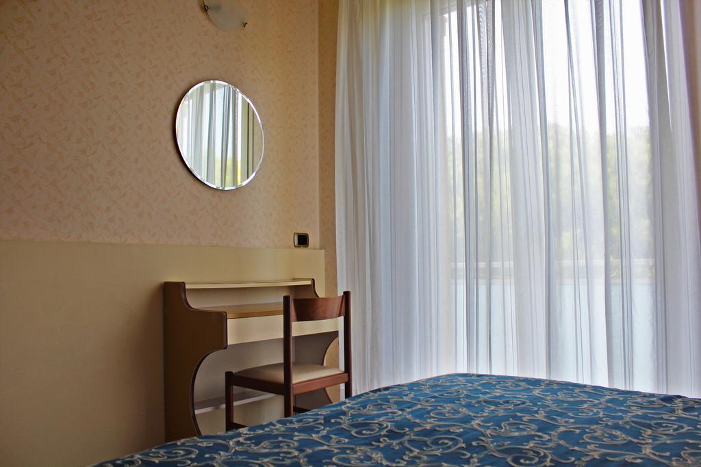 Hotel Royal Misano Adriatico Bagian luar foto