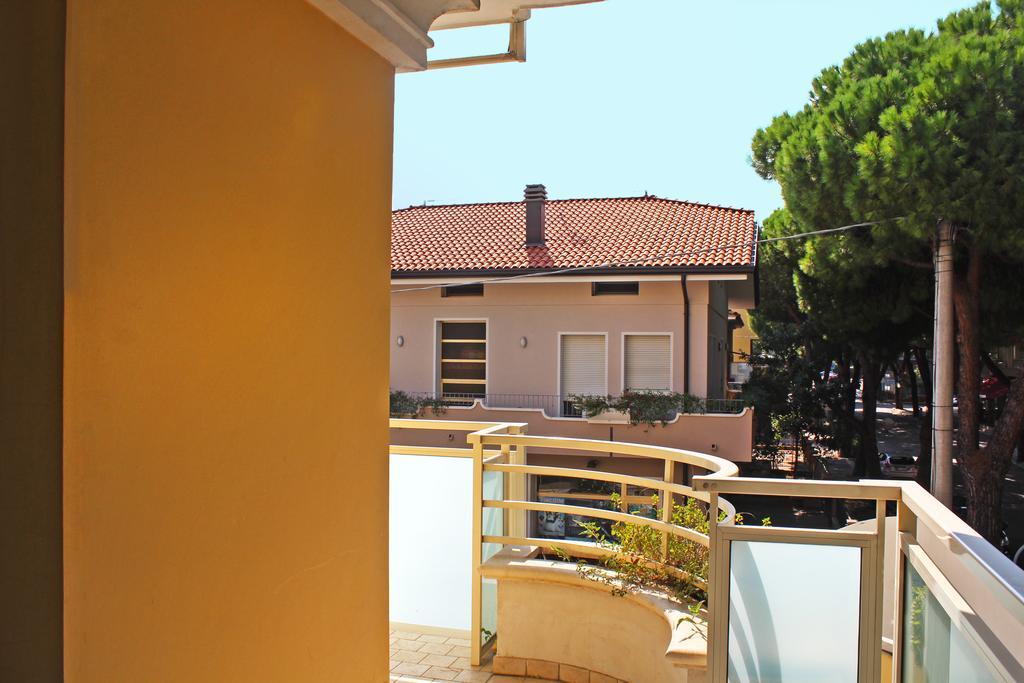 Hotel Royal Misano Adriatico Bagian luar foto