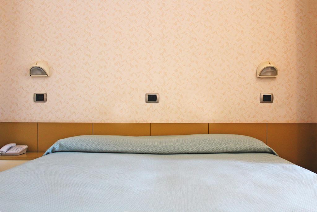 Hotel Royal Misano Adriatico Bagian luar foto