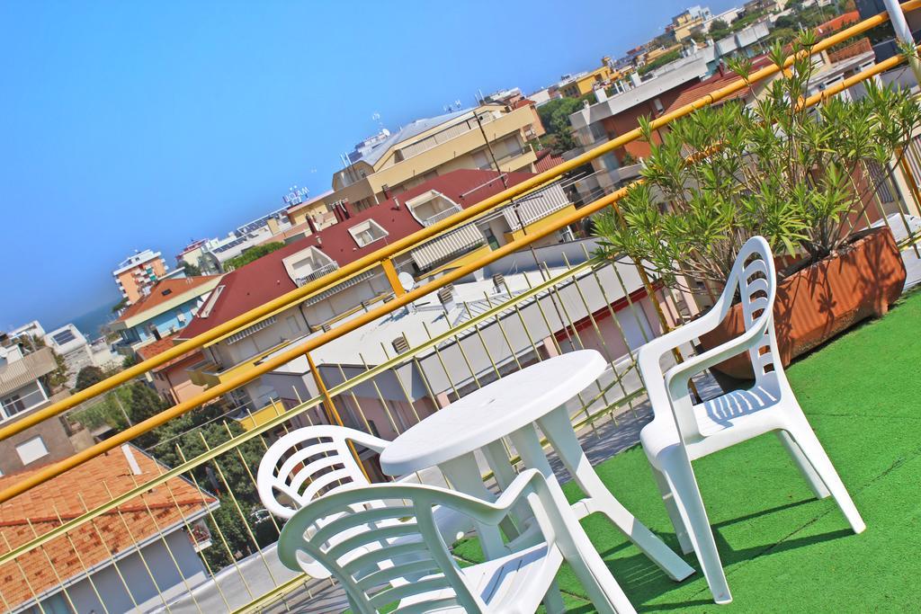 Hotel Royal Misano Adriatico Bagian luar foto