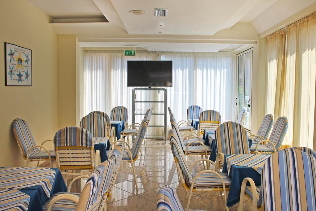 Hotel Royal Misano Adriatico Bagian luar foto