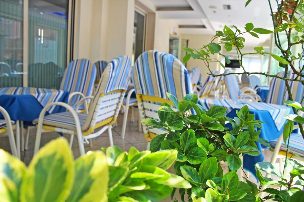 Hotel Royal Misano Adriatico Bagian luar foto