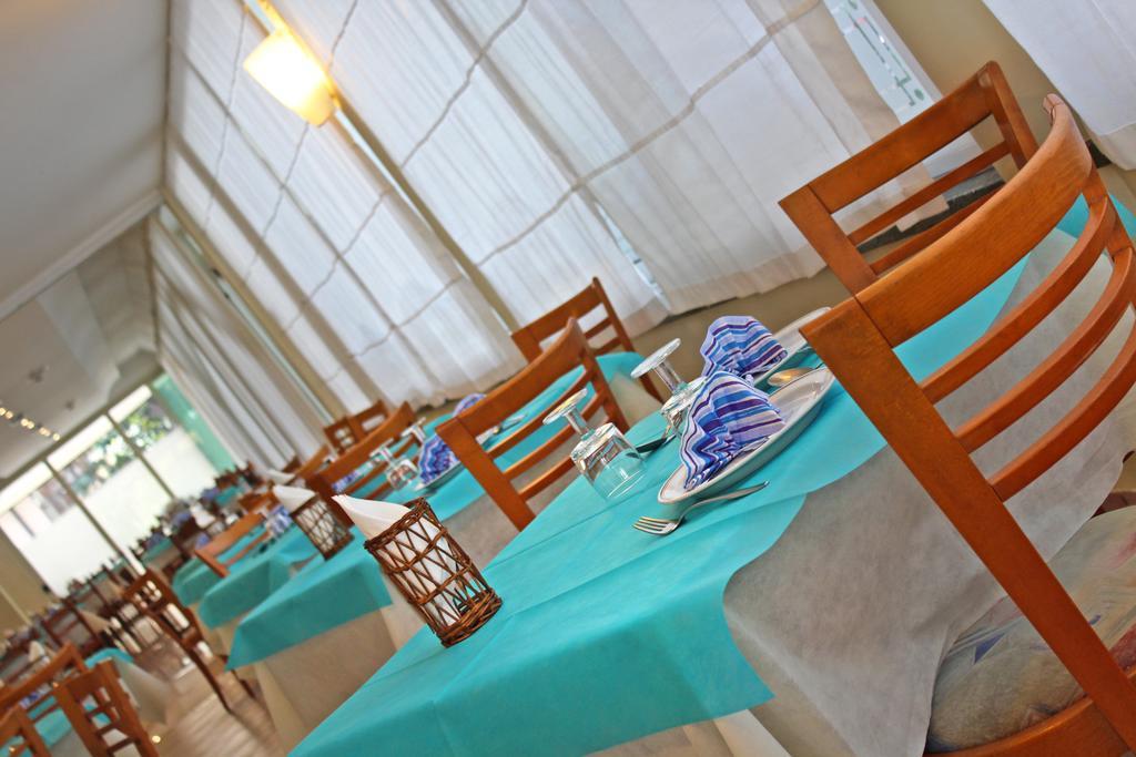 Hotel Royal Misano Adriatico Bagian luar foto