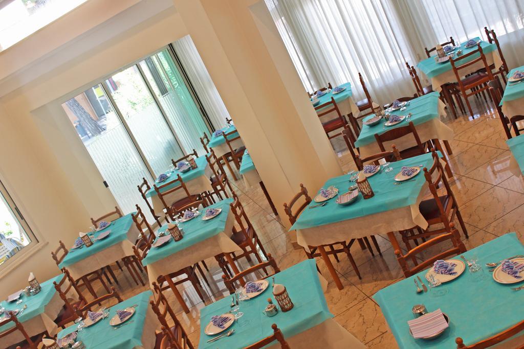 Hotel Royal Misano Adriatico Bagian luar foto
