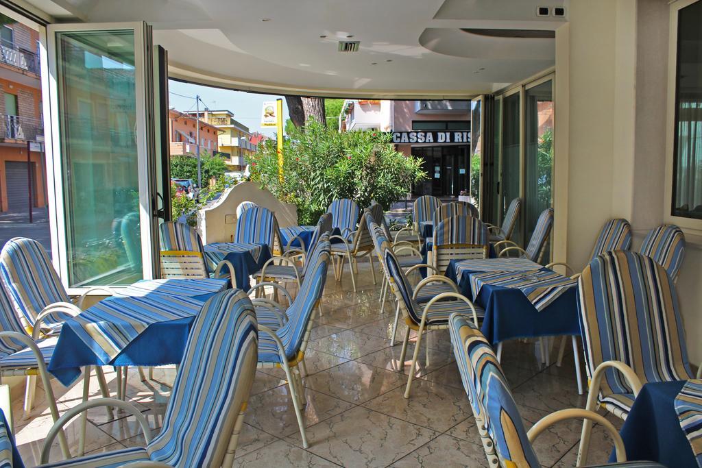 Hotel Royal Misano Adriatico Bagian luar foto